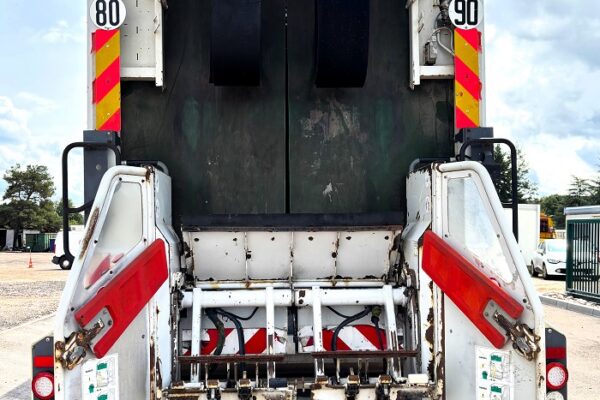 Porteur_6x2_Mercedes_2633_BOM_2012C